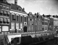 66587 Gezicht op de huizen Oudegracht Weerdzijde 73-lager (Rijksmunt) te Utrecht vanuit het noordwesten.